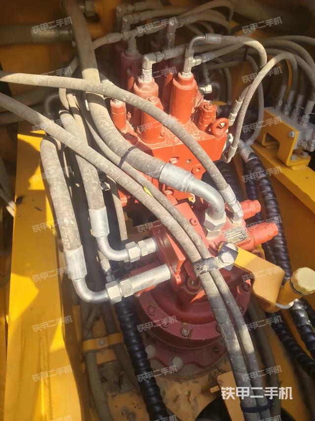 回转马达和主控阀（整机外观）