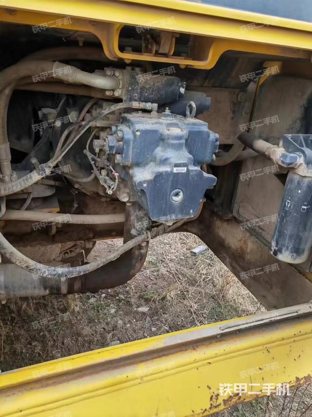 液压泵舱室正面整体（整机外观）