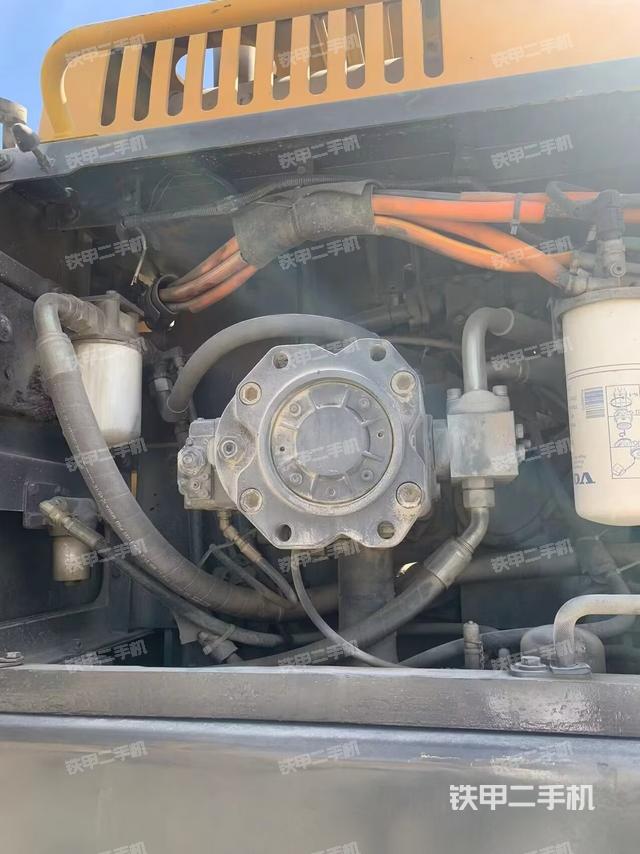 液压泵舱室正面整体（整机外观）