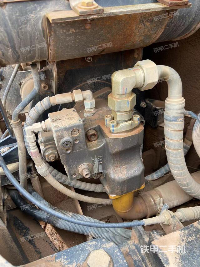 液压泵舱室正面整体（整机外观）