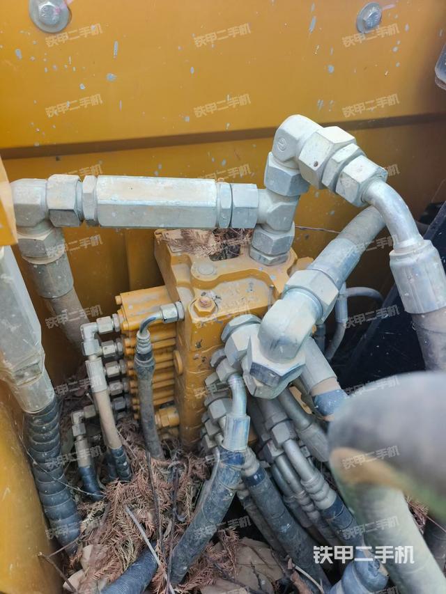 回转马达和主控阀（整机外观）