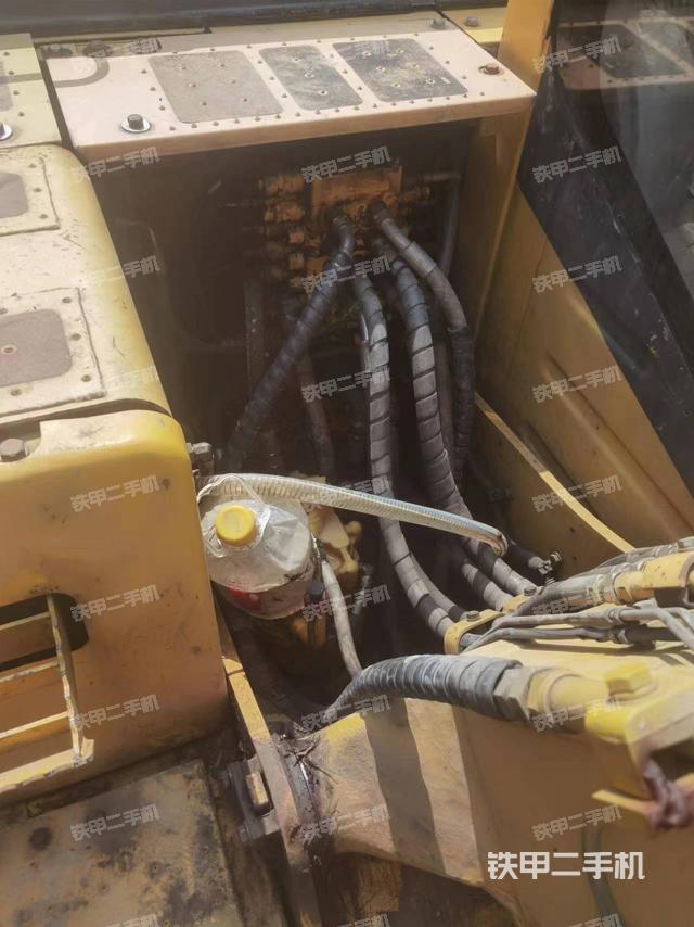 回转马达和主控阀（整机外观）