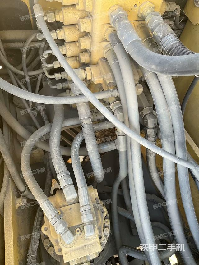 回转马达和主控阀（整机外观）