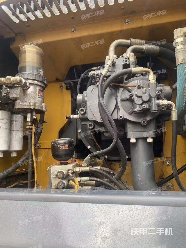 液压泵舱室正面整体（整机外观）