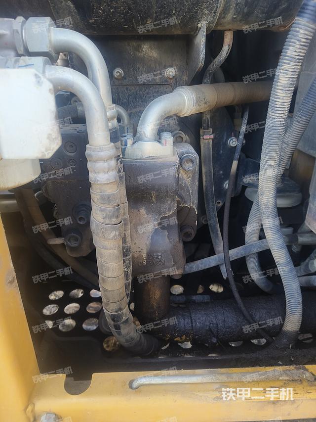 液压泵舱室正面整体（整机外观）