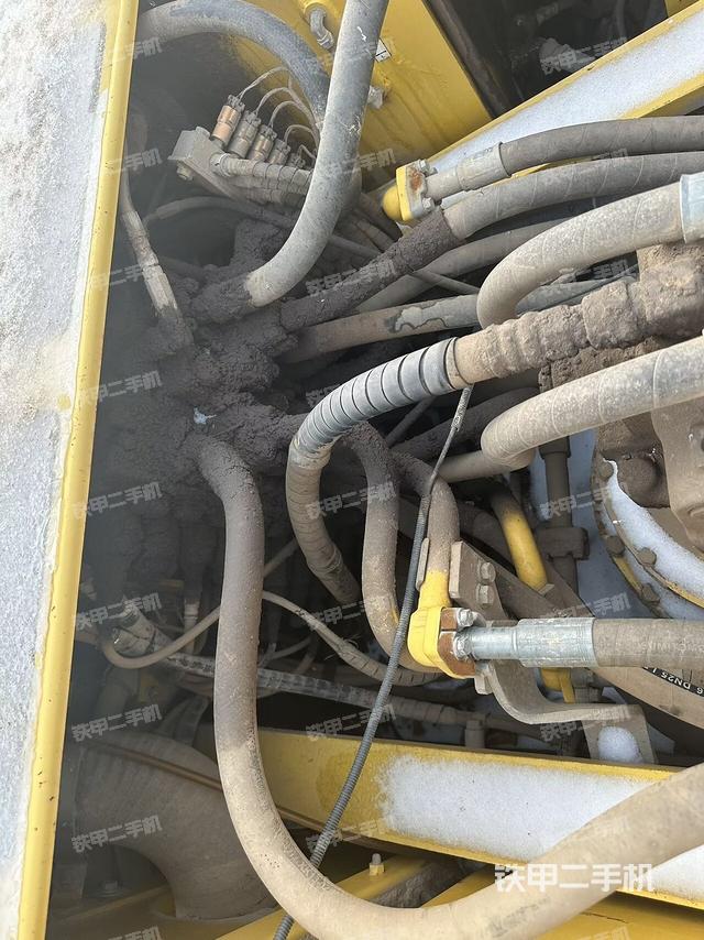 回转马达和主控阀（整机外观）