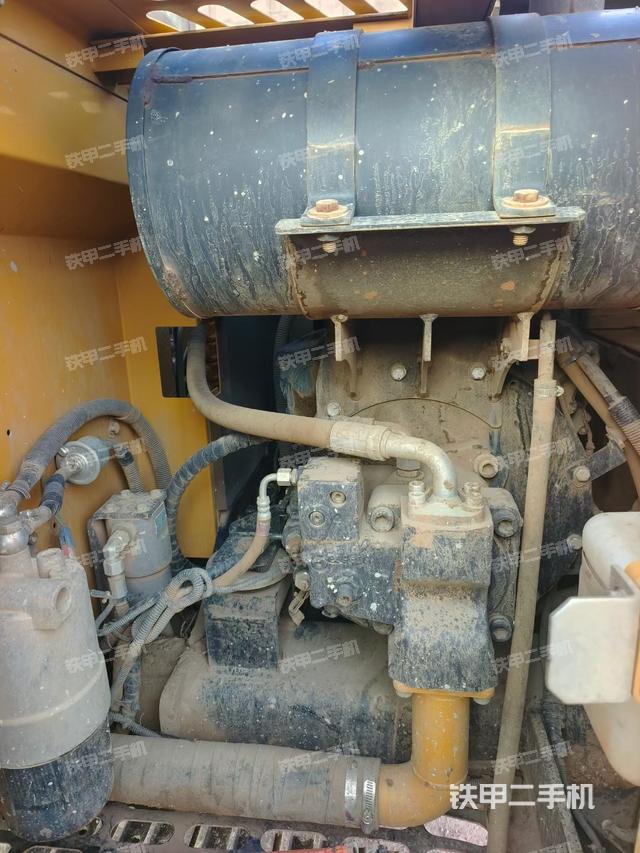 液压泵舱室正面整体（整机外观）