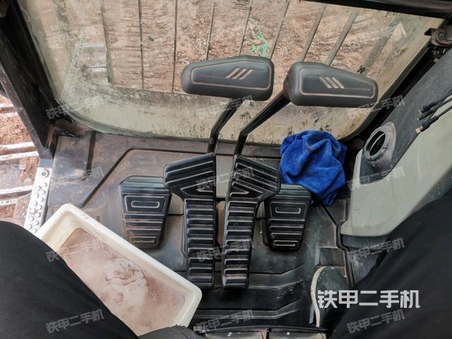 行走控制手柄和踏板?俯拍（駕駛室部分）