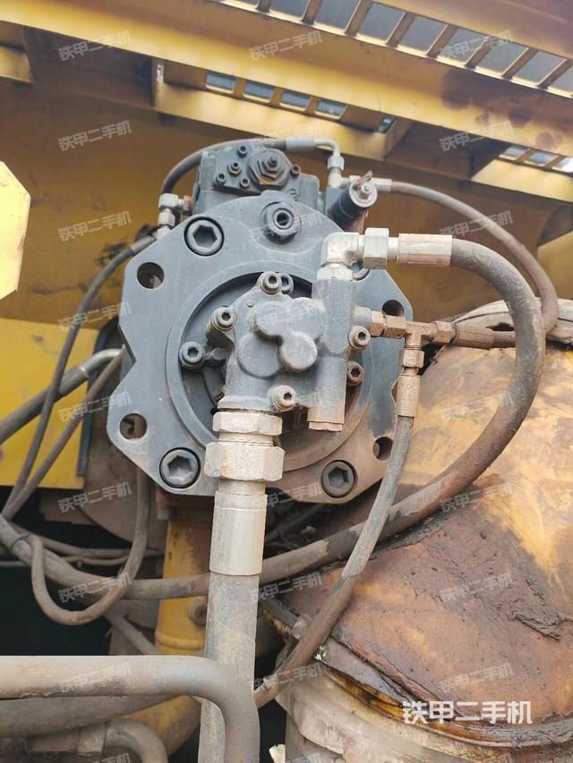 液压泵舱室正面整体（整机外观）