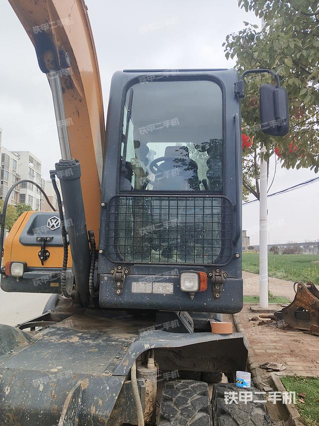 驾驶室顶部（整机外观）