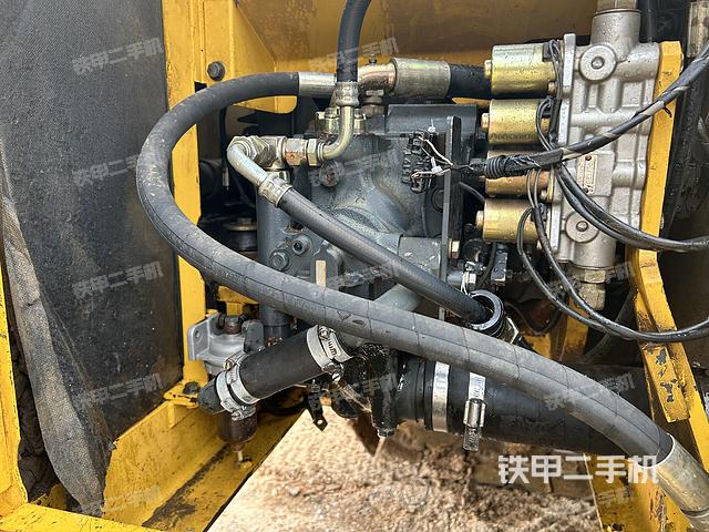 液压泵舱室正面整体（整机外观）