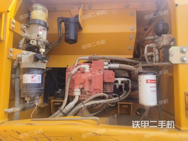 液压泵舱室正面整体（整机外观）