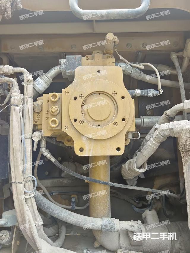 液压泵舱室正面整体（整机外观）