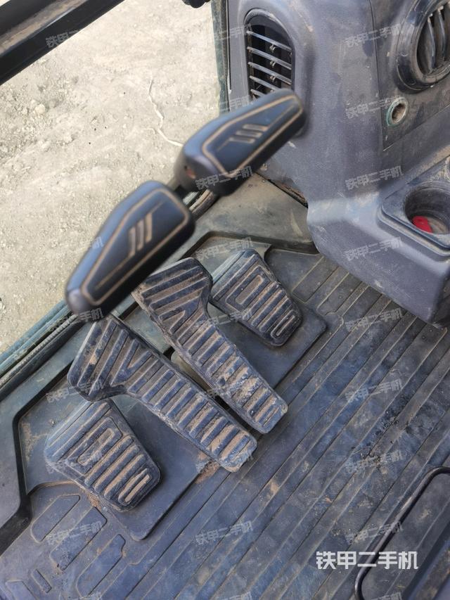 行走控制手柄和踏板?俯拍（駕駛室部分）