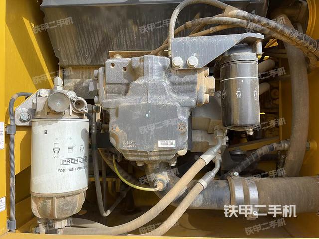 液压泵舱室正面整体（整机外观）