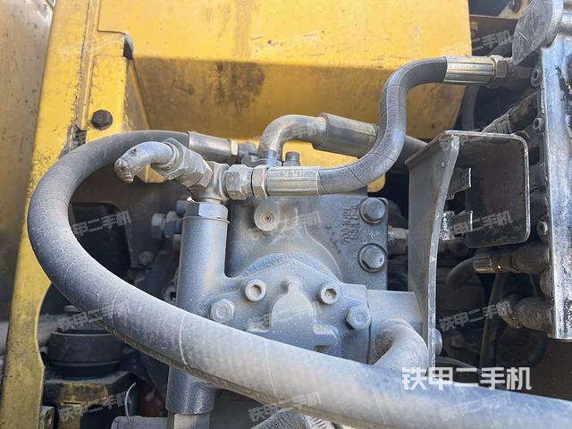 液压泵舱室正面整体（整机外观）