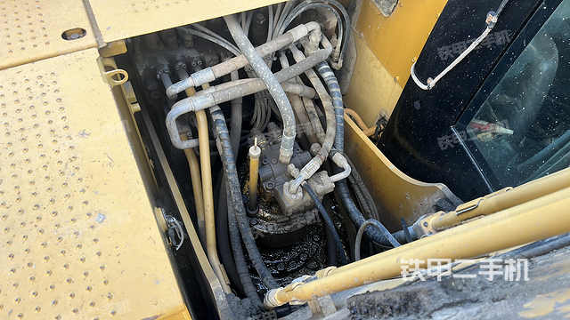 回转马达和主控阀（整机外观）