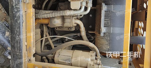 液压泵舱室正面整体（整机外观）