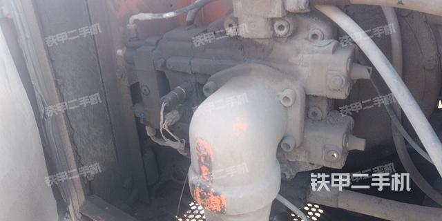 液压泵舱室正面整体（整机外观）