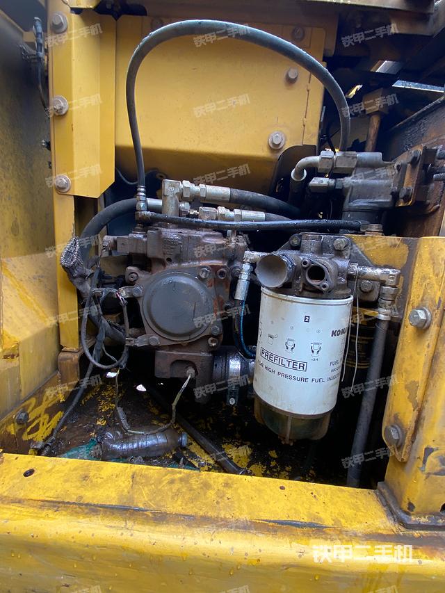 液压泵舱室正面整体（整机外观）