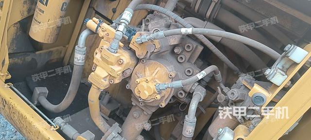 液压泵舱室正面整体（整机外观）