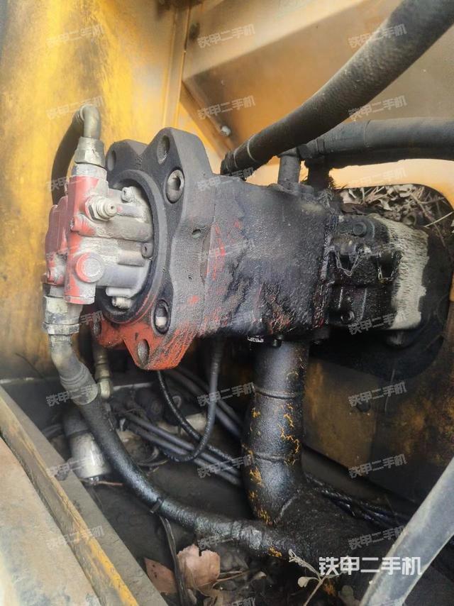 液压泵舱室正面整体（整机外观）