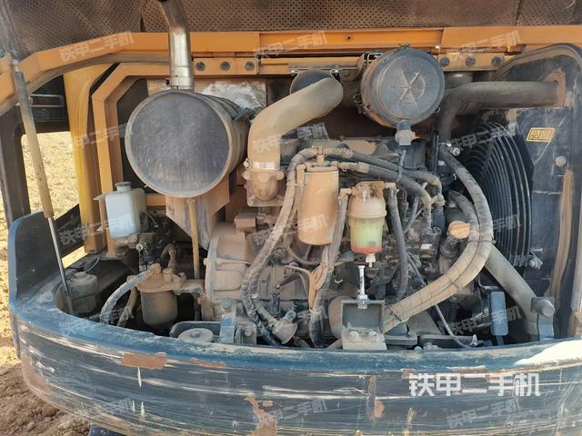 液压泵舱室正面整体（整机外观）