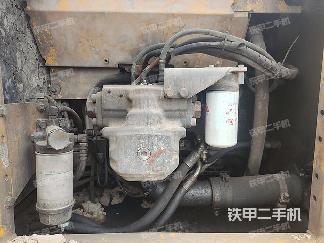 液压泵舱室正面整体（整机外观）