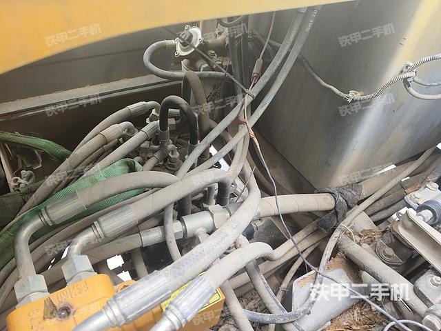 液压泵舱室正面整体（整机外观）