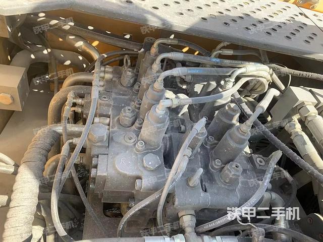 回转马达和主控阀（整机外观）