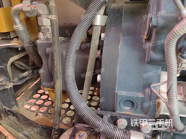 液压泵舱室正面整体（整机外观）