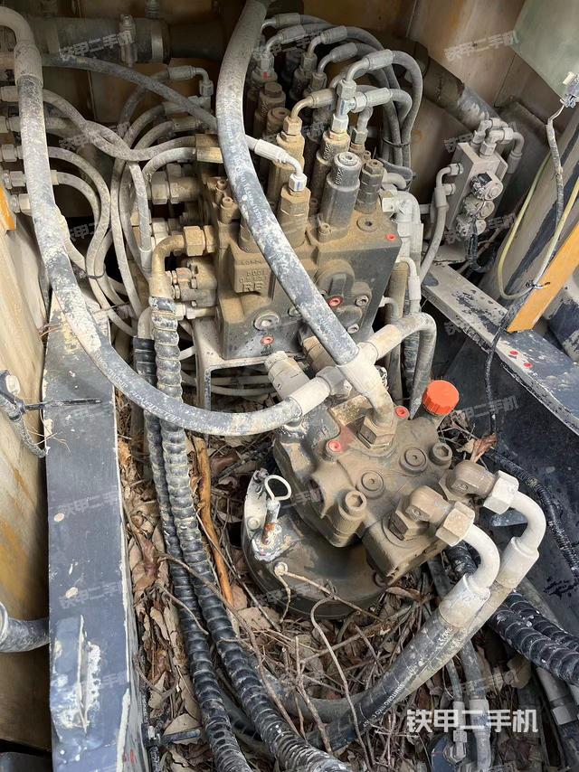 回转马达和主控阀（整机外观）