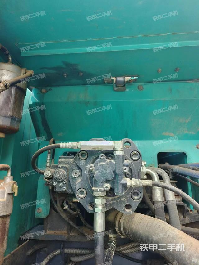 液压泵舱室正面整体（整机外观）