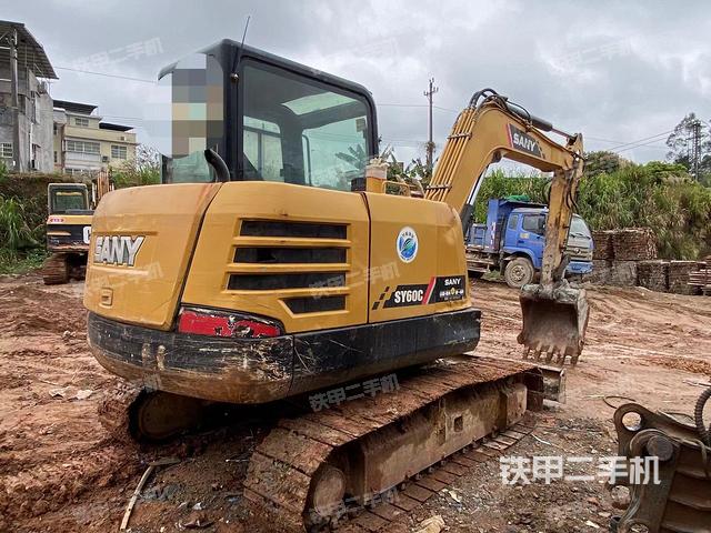 驾驶室顶部（整机外观）