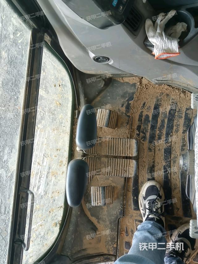 行走控制手柄和踏板?俯拍（駕駛室部分）