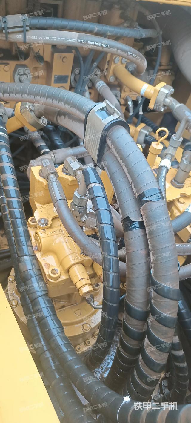 回转马达和主控阀（整机外观）