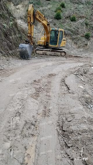 山东临工E6135F挖掘机实拍图片