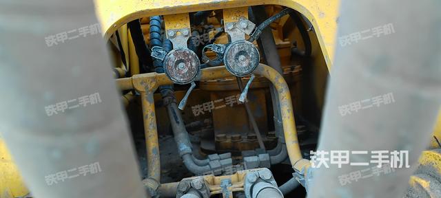 液压泵舱室正面整体（整机外观）