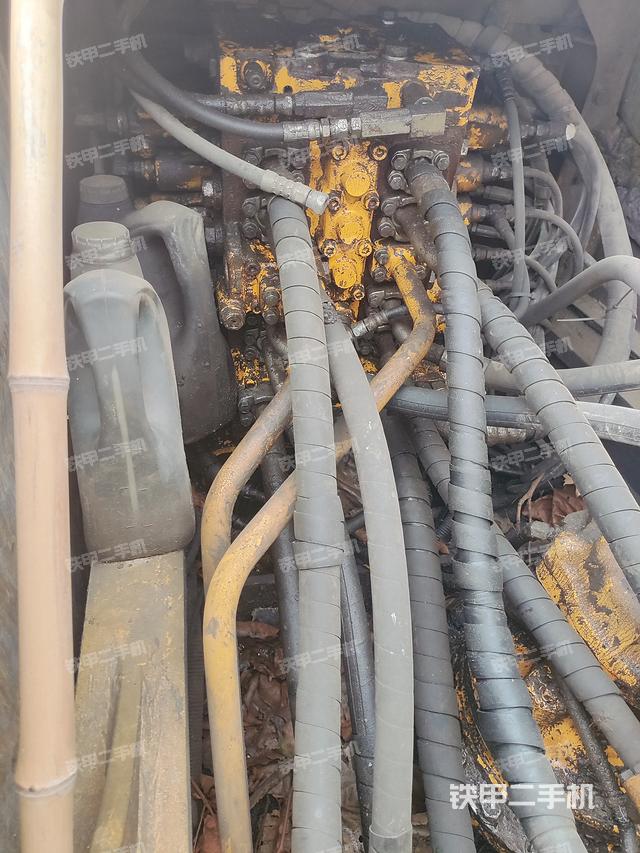 回转马达和主控阀（整机外观）