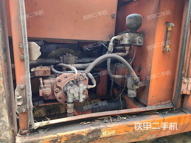 液压泵舱室正面整体（整机外观）