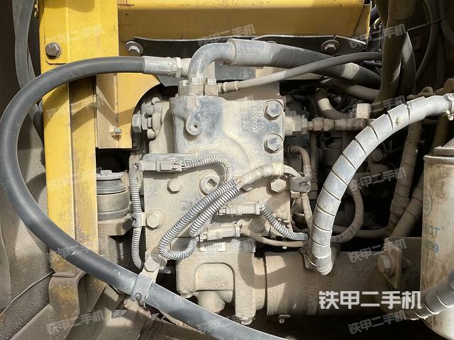 液压泵舱室正面整体（整机外观）