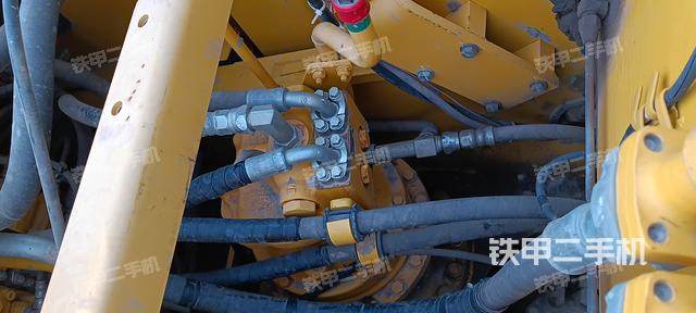 回转马达和主控阀（整机外观）