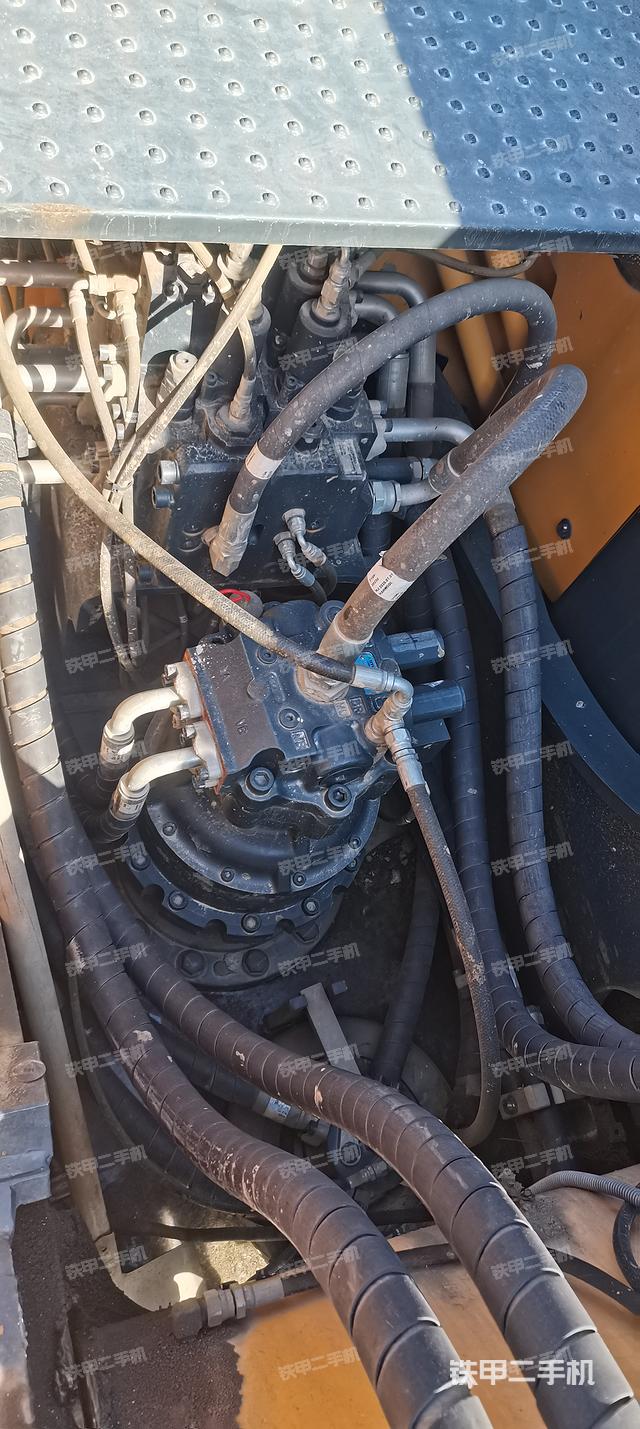 回转马达和主控阀（整机外观）