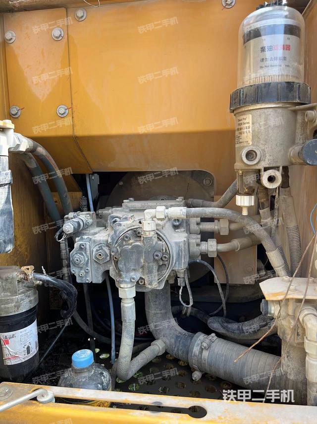 液压泵舱室正面整体（整机外观）