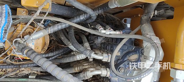 回转马达和主控阀（整机外观）