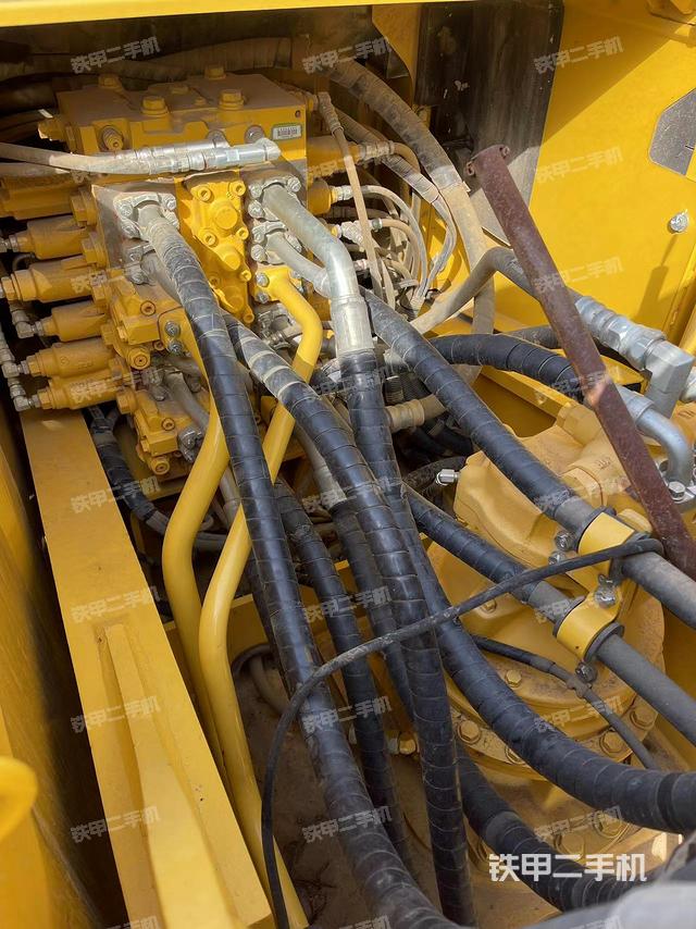 回转马达和主控阀（整机外观）