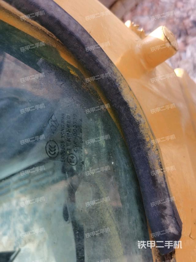 右側玻璃角標（駕駛室部分）