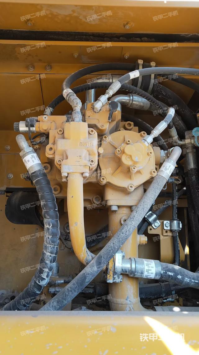 液压泵舱室正面整体（整机外观）