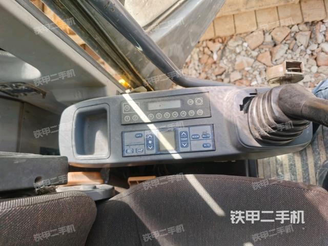 座椅左側(cè)控制臺/音響/含左手柄(駕駛室部分) 座椅左側(cè)控制臺/音響/含左手柄(駕駛室部分)