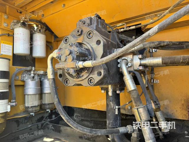 液压泵舱室正面整体（整机外观）